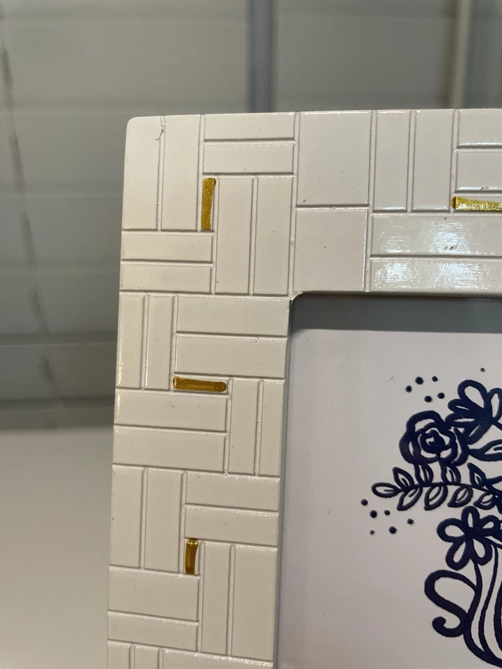 Moldura de mesa branca/dourada 3,8” X 3,8” - Imagem 2 de 2