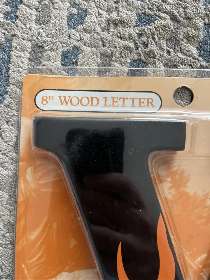 Harley Davidson 8 英寸字母木质字母“V”悬挂或支架黑色橙色火焰新品 — 第 2/4 张图片