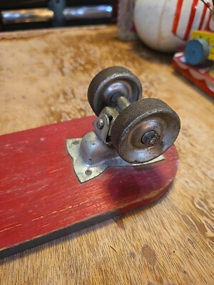 Skateboard Vintage Roller Derby Des Années 50 - Bois Rouge Avec Roues En Métal - Collection