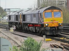 PHOTO  (2) CLASS 66 66732 + 66730  PASSES BASINGSTOKE 16/04/10  WORKING TONBRIDG