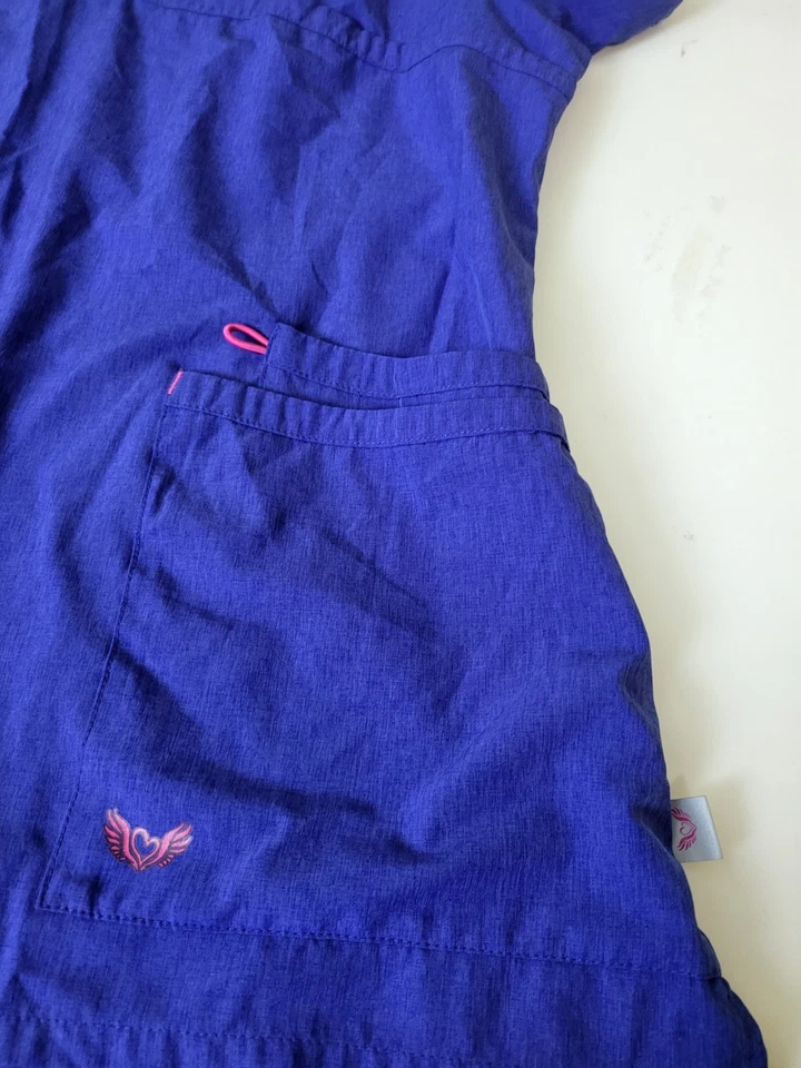 Scrub Top size 3X Blue Pink Stitching Smitten Medical Dental Surgical More Foto 3 de 4