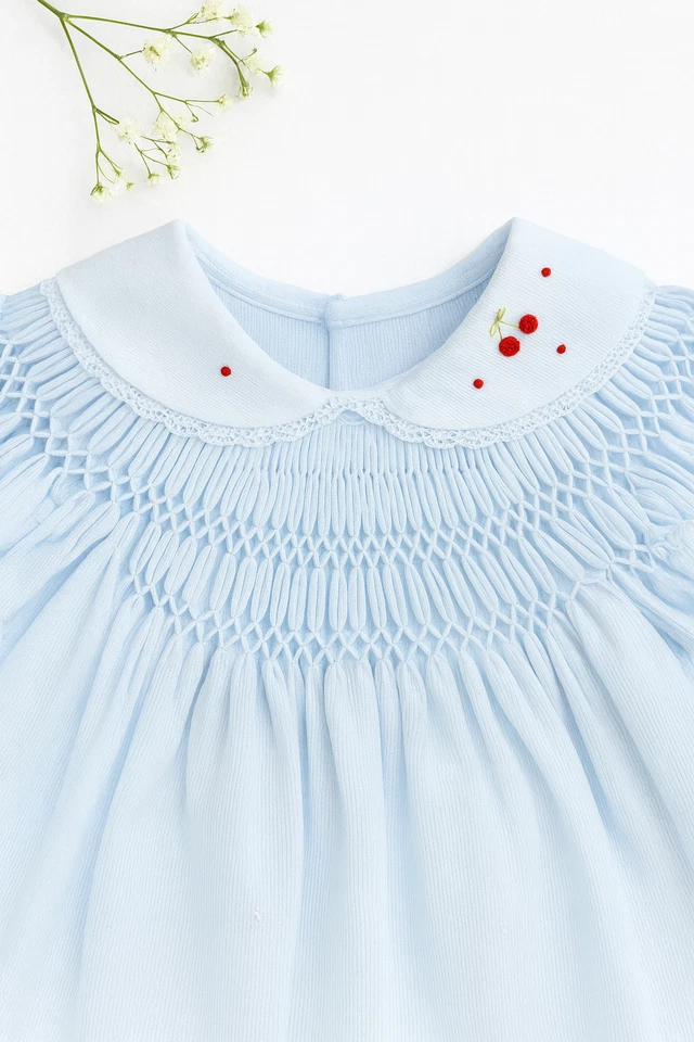 Conjunto Recién Nacido | Vestido Bordado a Mano, Pantalones con Pies y Camisa | 100% Algodón | Rápido Foto 3 de 4