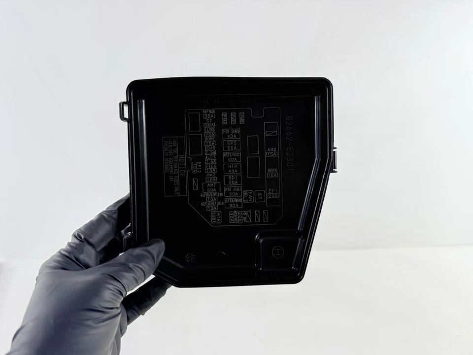 Cubierta de caja de fusibles de motor Toyota Yaris Scion XD 2007-2014 tapa negra 82662-52301 OEM Foto 3 de 4