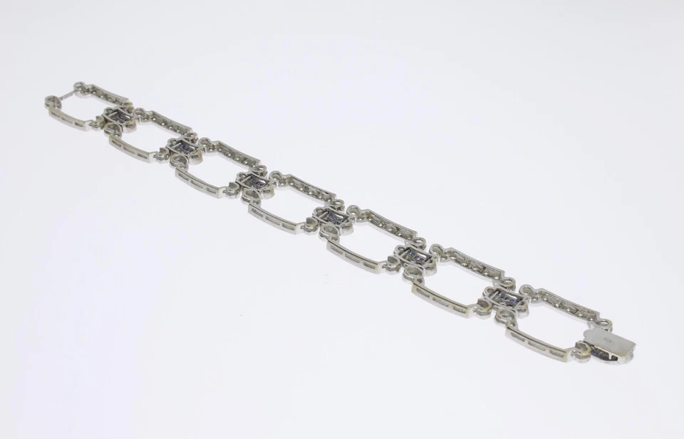 Brazalete clásico diseño Art Deco con zafiros azules y diamantes blancos de corte francés Foto 4 de 4