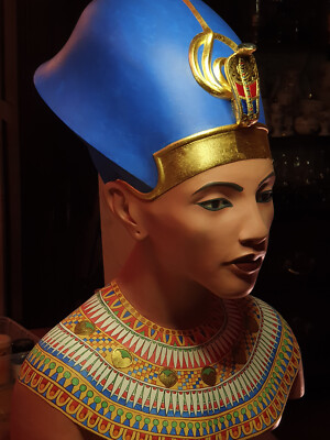 Lebensgroße farbige Büste des Pharao Amenhotep IV Echnaton