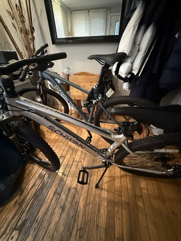 Bicicleta deportiva Schwinn Axum de 27,5 pulgadas para hombre bicicleta de montaña cuadro pequeño para 5’1”-5’5” Foto 2 de 4