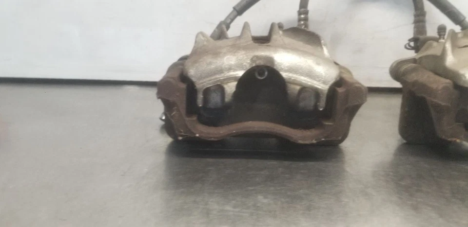 Juego de pinzas de freno delanteras izquierda y derecha Volkswagen Vanagon 1987 Foto 2 de 4