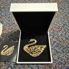 BEAUTIFUL SWAROVSKI SWAN SIGNED MULTI COLOR CRYSTAL GOLD TONE PIN BROOCH SCS