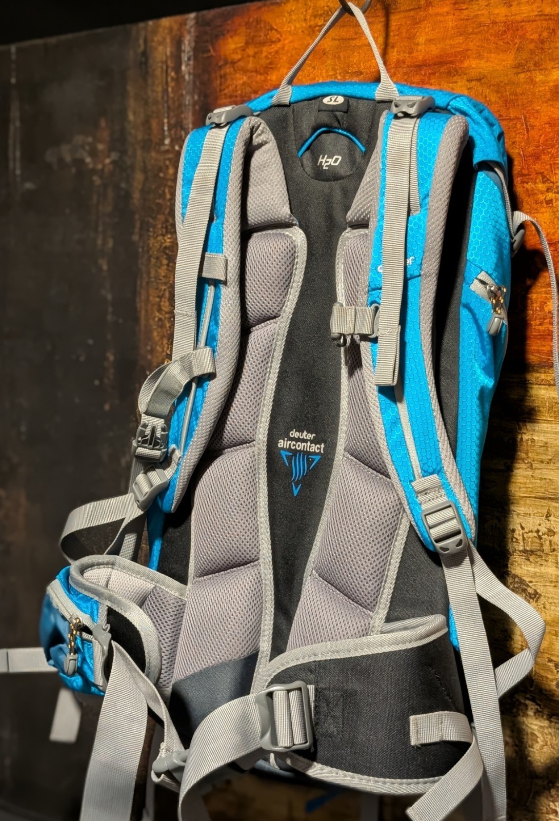 Deuter Unisex ACT Trail 28 SL Backpack in Bright Blue - Trekking Hiking Daypack