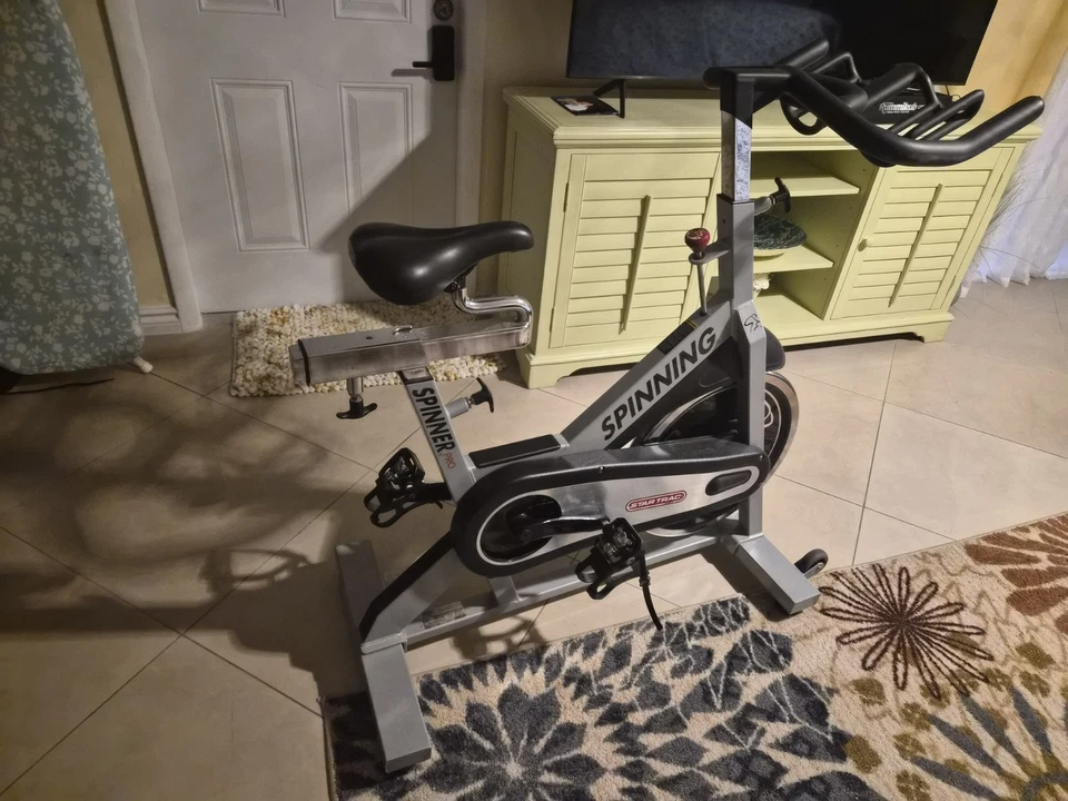 Bicicleta de spinning estacionaria Star Trac Spinner Pro Foto 2 de 2