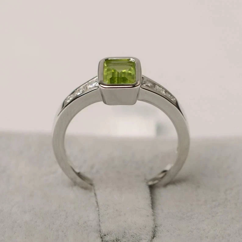 Anillo de compromiso de peridoto verde creado en laboratorio corte esmeralda de 2 quilates enchapado en oro blanco de 14 quilates Foto 3 de 4