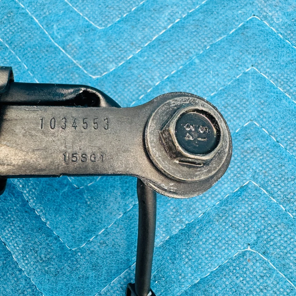 Pretensor de hebilla de cinturón de seguridad delantero derecho Infiniti M56 M37 Q70 OEM 1034553 127K Foto 2 de 4