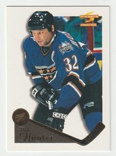 Dale Hunter - Washington (NHL Hockey Card) 1995-96 Pinnacle Summit # 5 - Mint