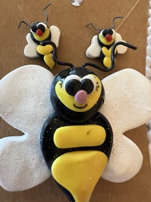 Bumble bee pin and 2 matching stud earrings set. New