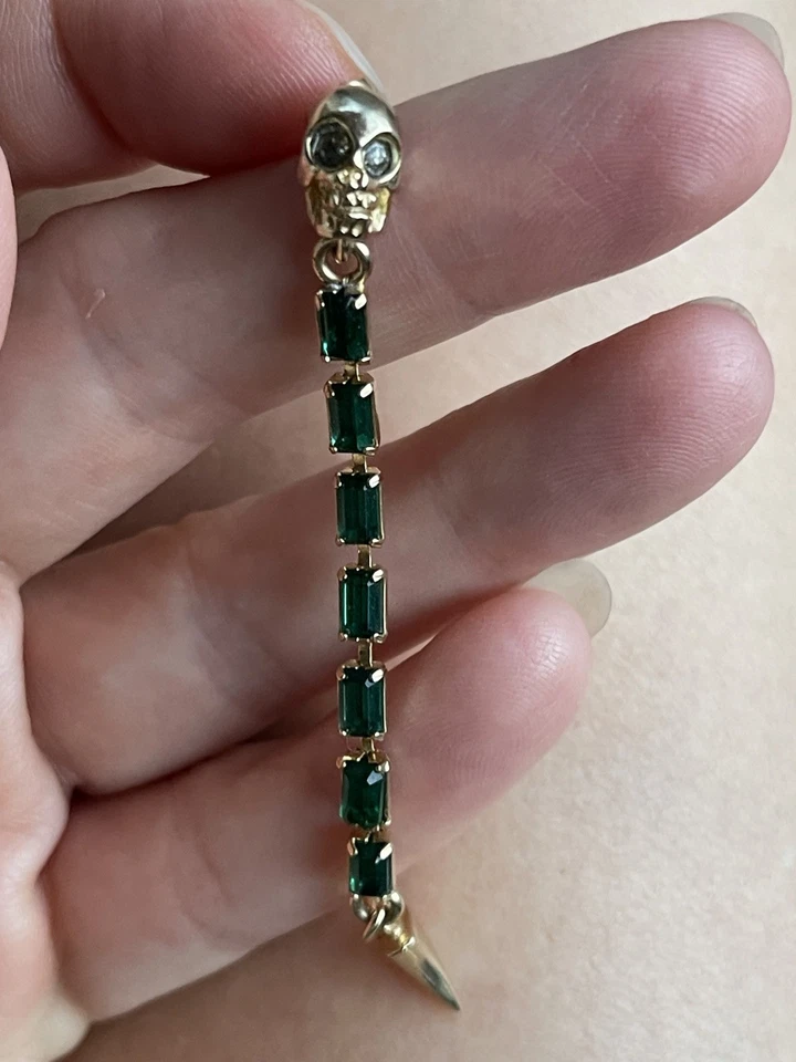 Pendientes colgantes de oro con calavera Max & Chloe Foto 4 de 4