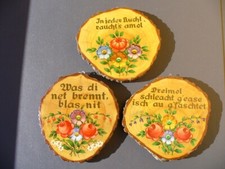 Allgäuer Bauern-Weisheiten auf Baumscheiben gemalt