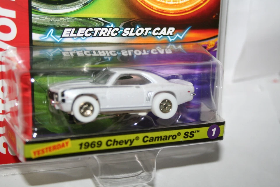 Coche Ranura Eléctrico iWheels Auto World Xtraction 69 Chevy Camaro SS HO Escala Nuevo Foto 2 de 3