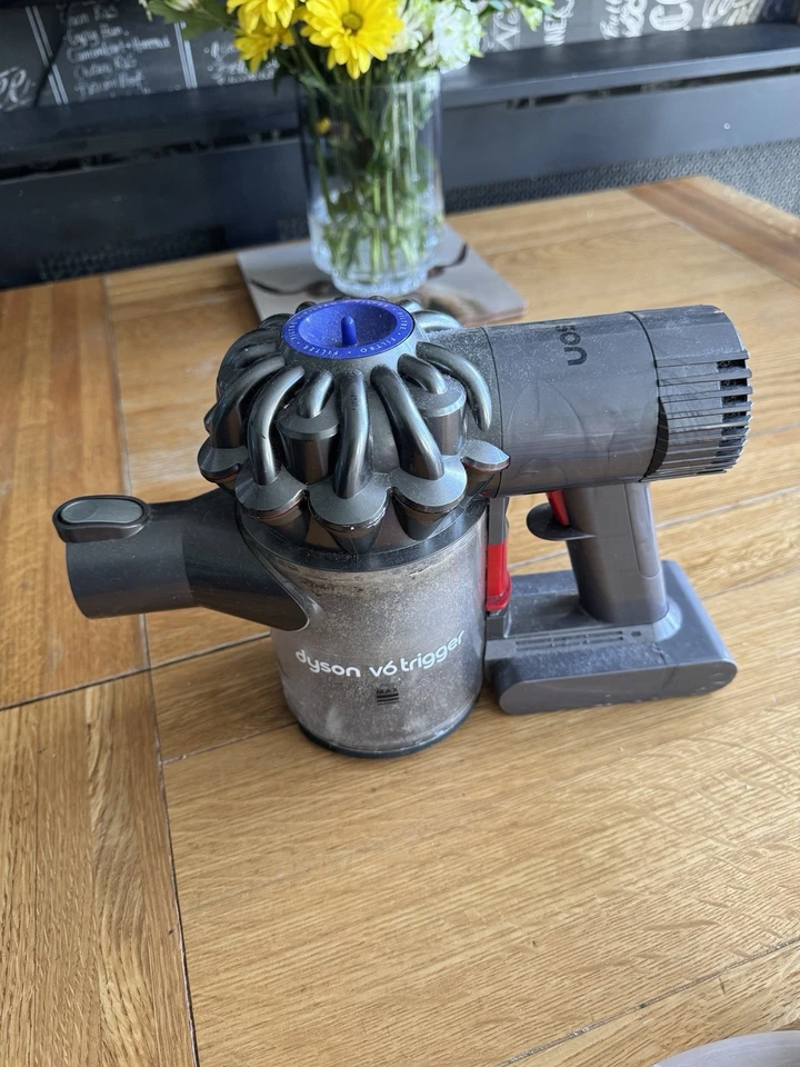 DYSON V6 SILVER BLUE TRIGGER - CORDLESS VACUUM CLEANER , SPARE OR REPAIR  - Image 4 of 4