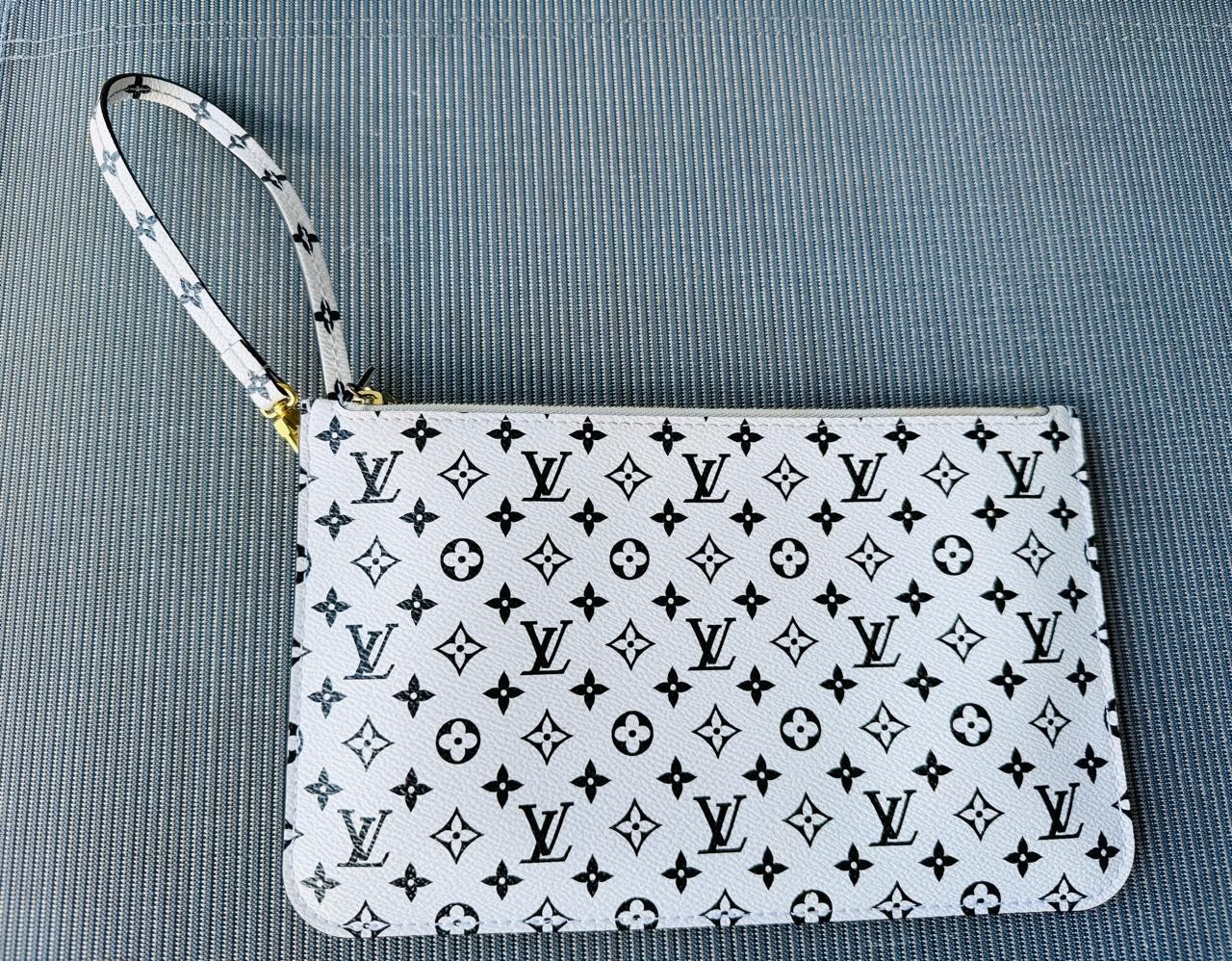 Louis Vuitton Pochette MM Black and White Pouch Wristlet Mini Monogram LTD Rare image 10