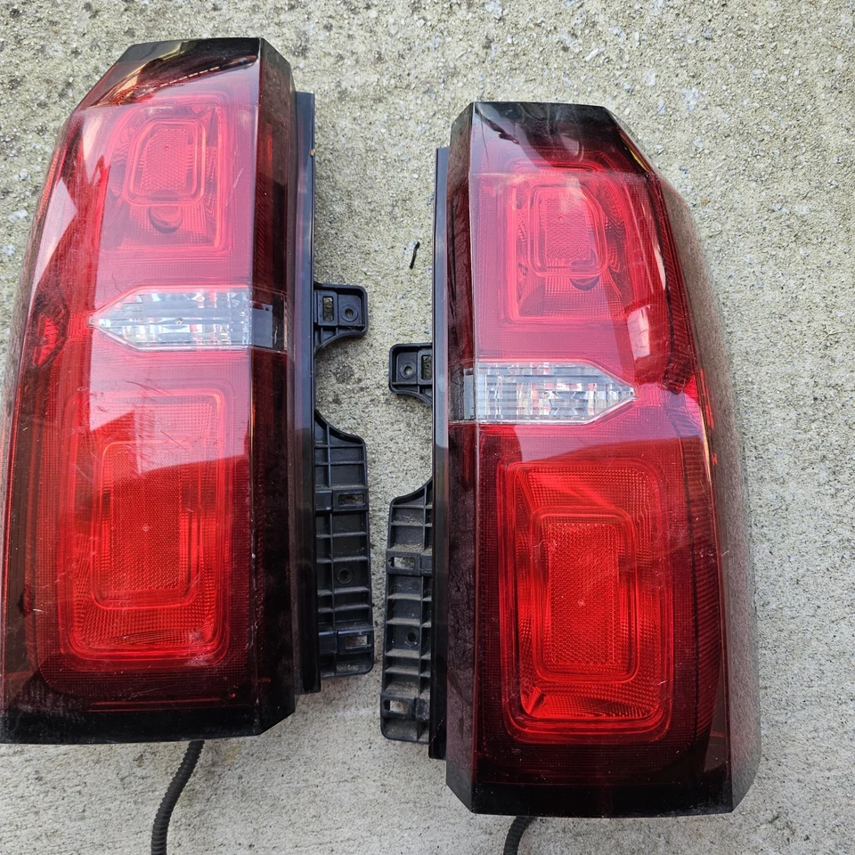 Chevrolet Suburban Tail Light Lamps - Image 4 of 4