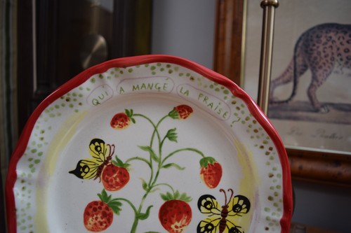 Piatto Anthropologie NATHALIE LETE 10" cena fragola "Qui a mangé la fraise?" - Foto 5 di 7