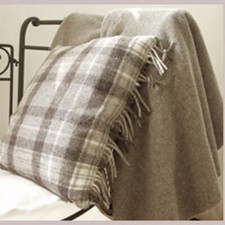 Hörnum - Kissen aus 100 % Schafwolle Karo beige/braun 