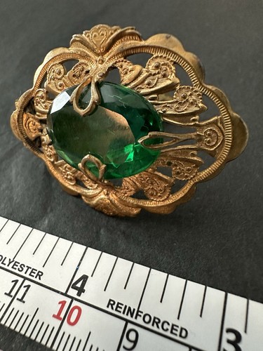 Abito vintage vittoriano pelliccia filigrana clip verde smeraldo-vetro pietra centrale - Foto 2 di 5