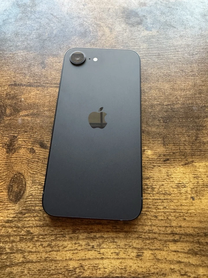 Apple iPhone 16e 128GB Black MD0D4LL/A Network Unlocked Excellent Condition - Image 3 of 4