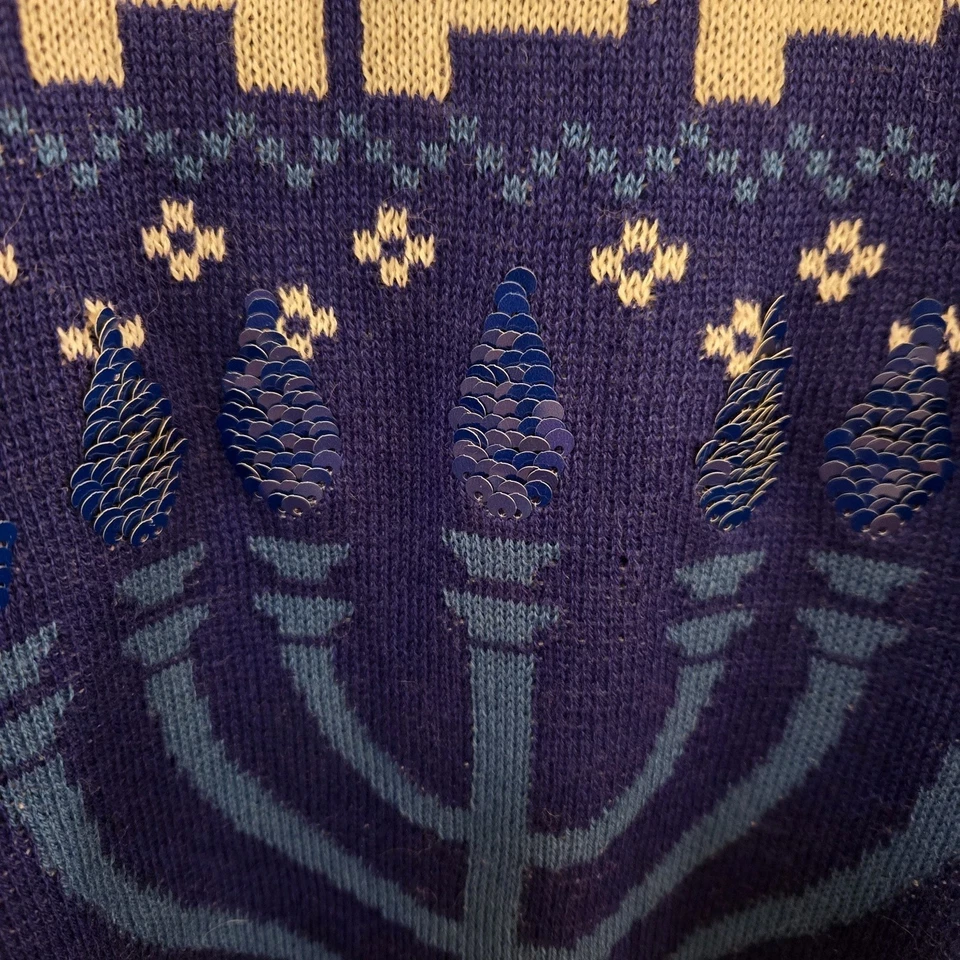 Suéter de malha Happy Hanukkah com lantejoulas reversíveis azul amarelo branco pequeno - Imagem 4 de 4