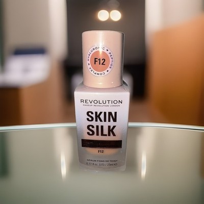 Makeup Revolution Serum Foundation F12 23ml with Hyaluronic Acid