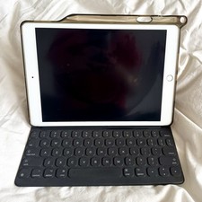 Apple iPad 7th Gen. 128GB, 10.2in Model A2200- Silver With Keyboard Case Bundle