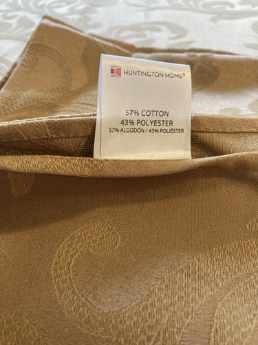Set tovaglia e 6 tovaglioli rotondi Huntington Home 70" tessuto damascato jacquard oro - Foto 3 di 11