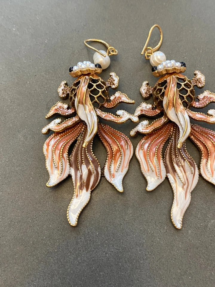 Pendientes colgantes grandes de lujo hechos a mano con perlas de agua dulce esmaltadas de peces Koi Foto 2 de 4