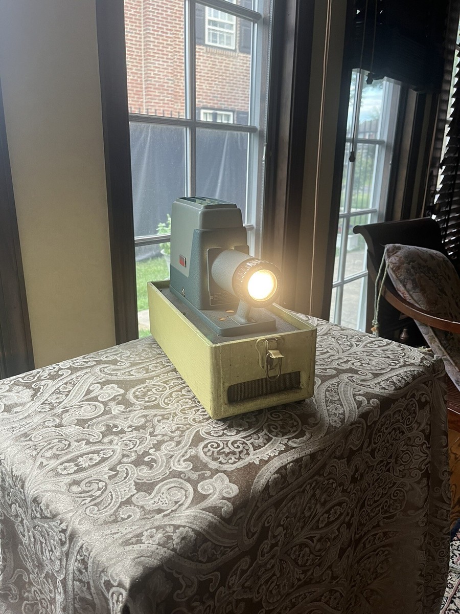 Projecteur de diapositives vintage Argus 300, chargement