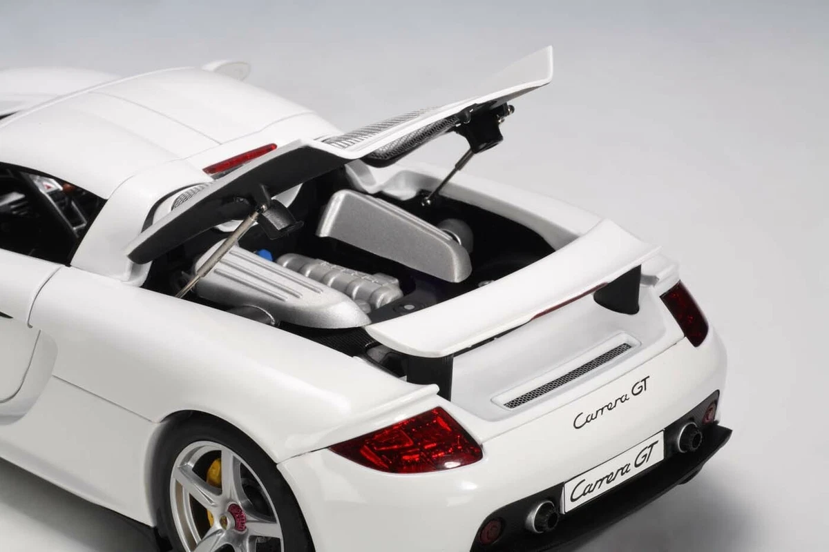 PORSCHE CARRERA GT WHITE WITH BLACK INTERIOR 1:18 AUTOART