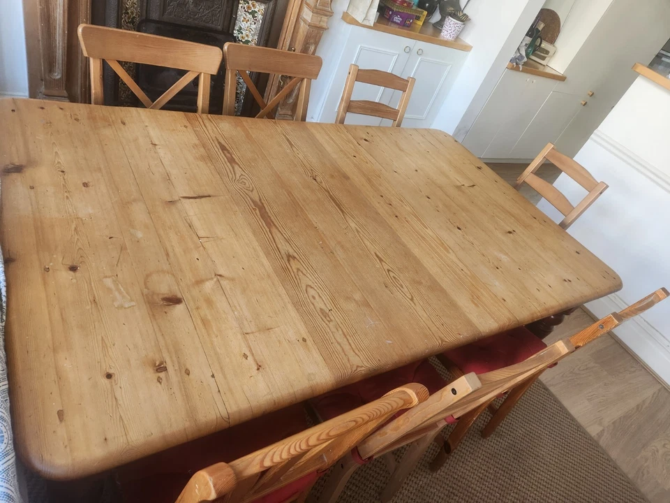 A very charming and versatile extending dining table  - Image 3 of 4