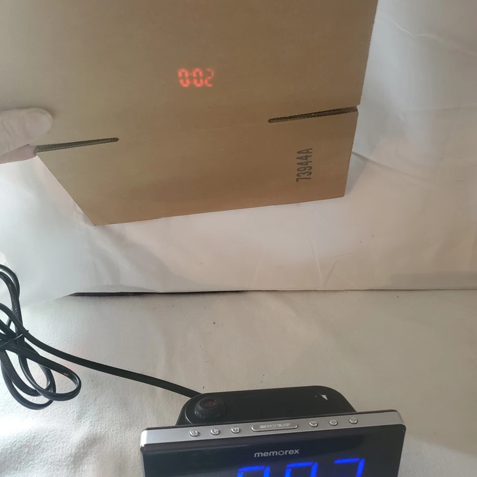 Memorex MC0952 Projection Clock Radio  AM/FM  DUAL ALARM - WORKS  - Image 2 of 3