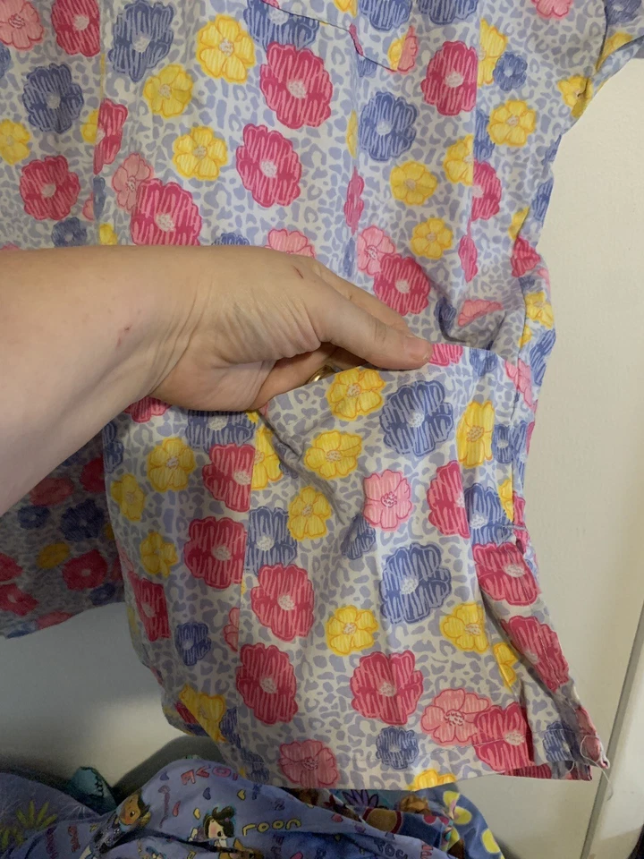 WOMENS J.I.J. SCRUBS FLORAL & LEOPARD PRINT SCRUBS TOP  SIZE 2X - Image 4 of 4