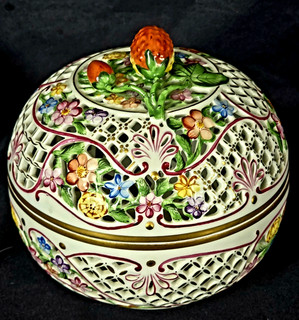 Herend Hungary Porcelain Reticulated Potpourri Box Strawberry Finial 6212