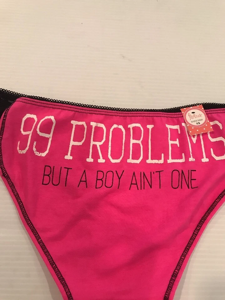 NUEVO CON ETIQUETAS COQUETEO BIKINI PANTY-BOY PROBLEMAS 99 But A Boy Ain't One XS rosa intenso Foto 3 de 4