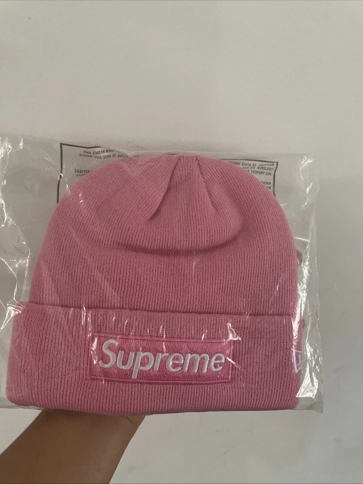 Bonnet rose logo boîte rose suprême 2021