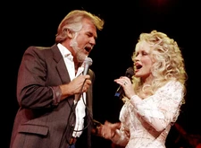 Kenny Rogers and Dolly Parton  Live On Stage   8x10 Glossy Photo