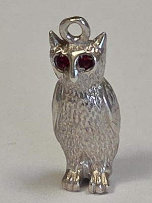 Sterling Silber ~ Eule Vogel Charm ~ ER STEHT ~ rote Granat Augen ~ RAR! ~ VINTAGE