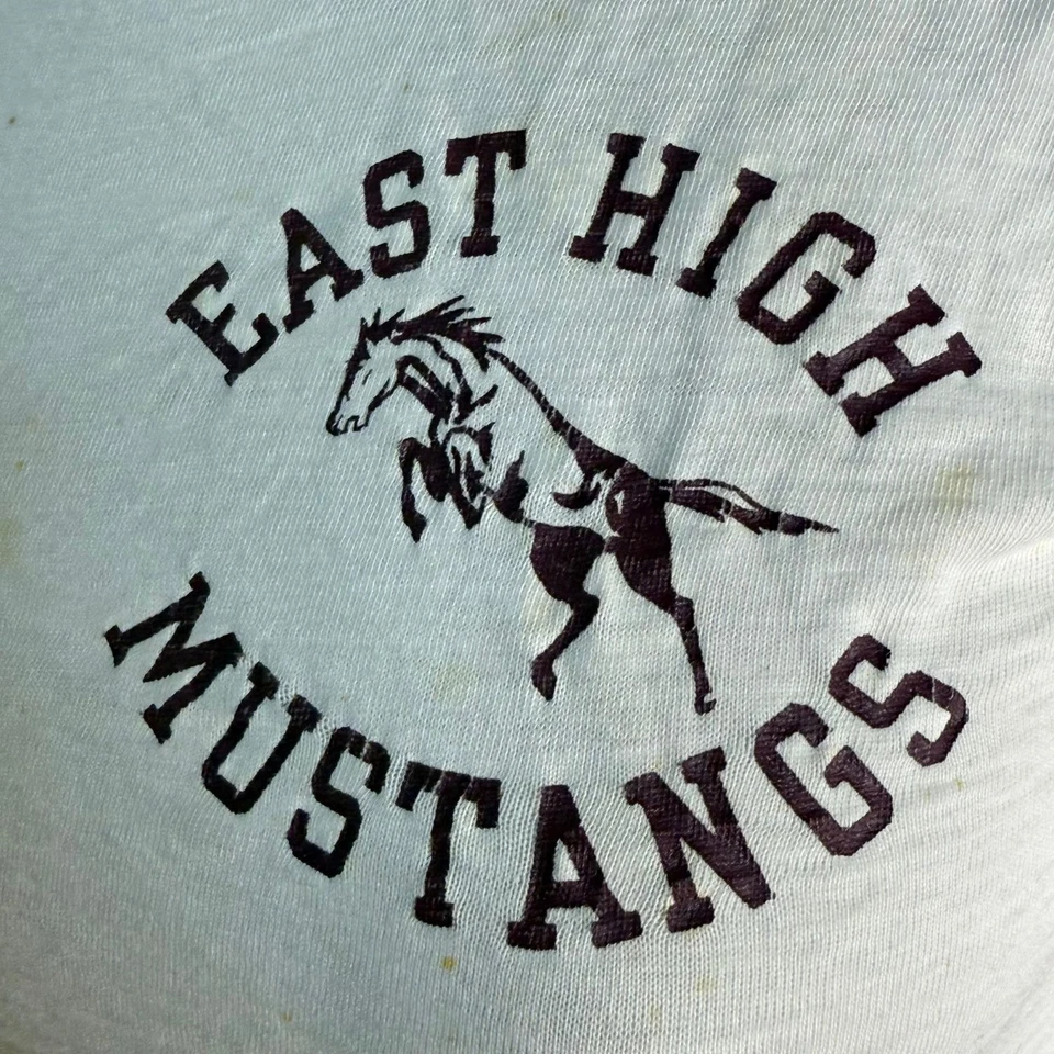 Camiseta Timbre East High Mustangs Años 60 Vintage Productos Campeón Envejecidos Foto 2 de 4