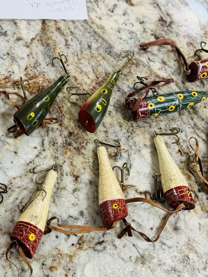 13 señuelos de pesca vintage pintados de madera para lubina y 2 bobbers de madera Foto 3 de 4