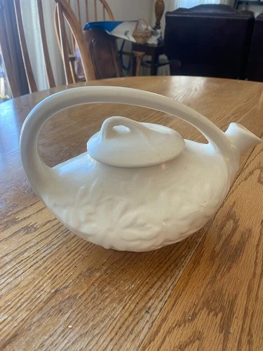 VINTAGE ~ McCOY POTTERY ~ MATTE WHITE DAISY TEAPOT WITH LID ~ USA