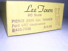 Lee Town #7038  Ford LNT Cab w/2500 Gallon Pierce Tanker Fire Truck KIT 1/87