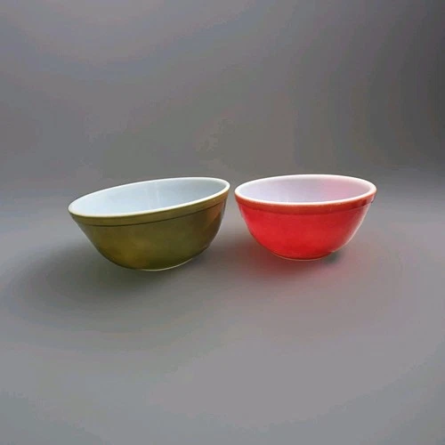 Set of Two VTG MCM Pyrex Nesting Bowls-Red 402, Green 403