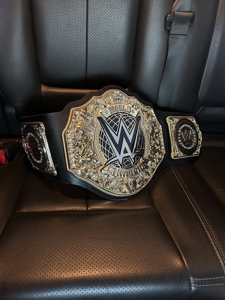 Nuevo 2023 Campeón Mundial Peso Pesado WWE Lucha Libre Cinturón Réplica Título 4MM Diecast Foto 2 de 4
