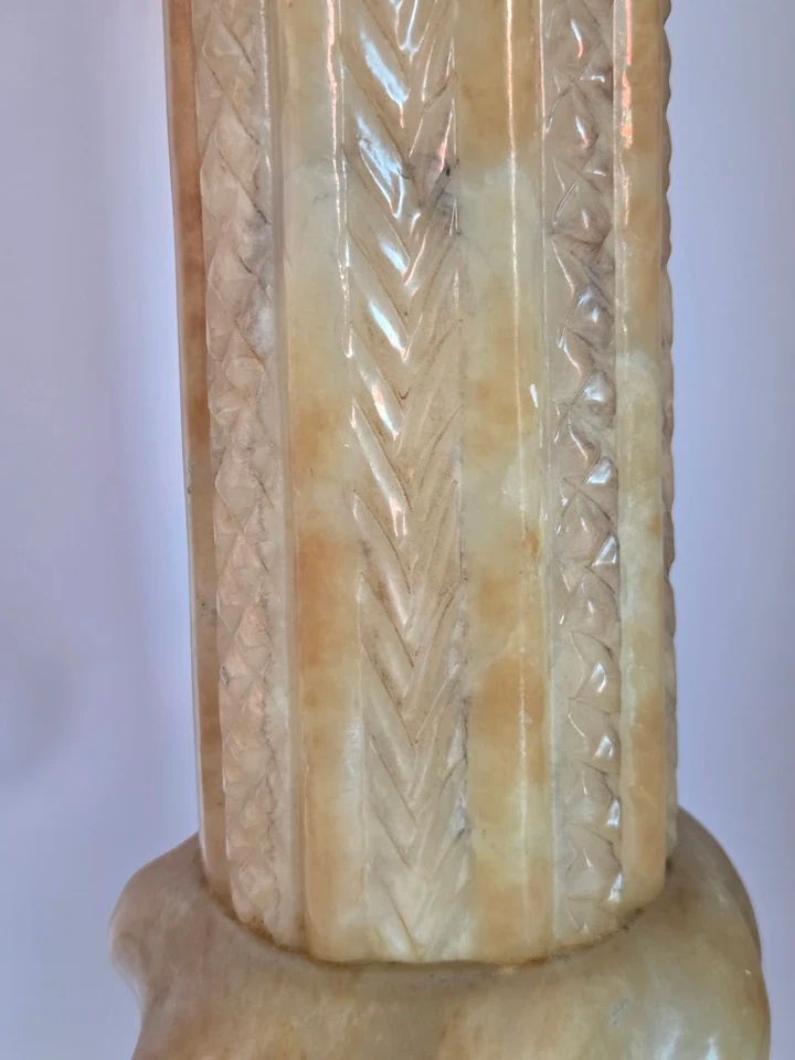 Antiguo soporte de pedestal de alabastro tallado a mano con detalles de hojas ornamentadas raro Foto 4 de 4